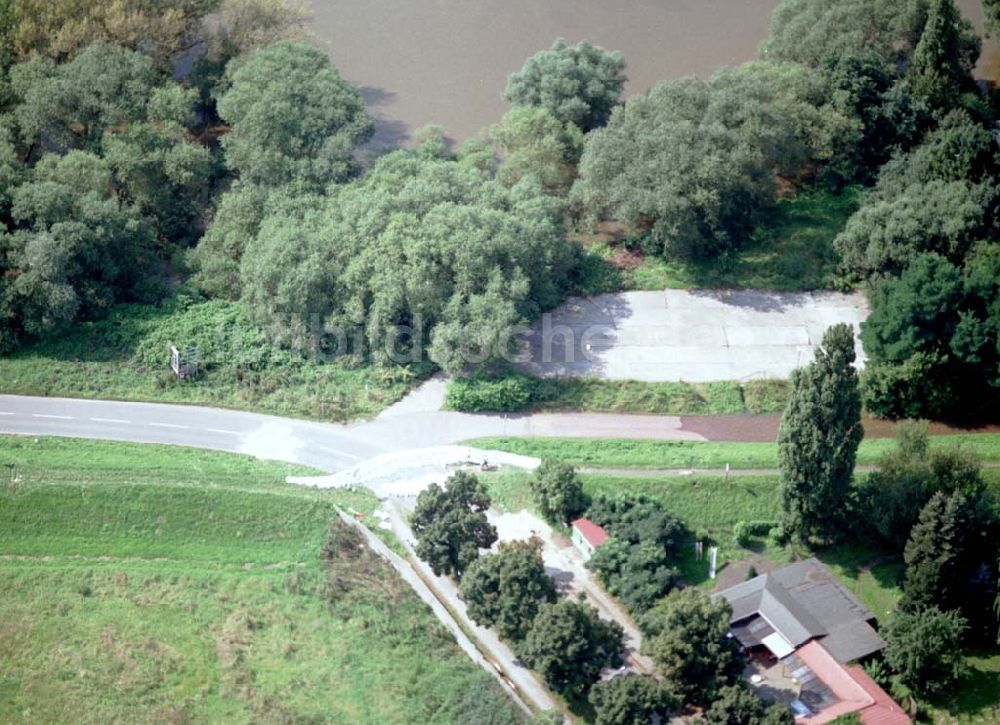 Magdeburg aus der Vogelperspektive: 16.08.2002 Hochwasser am Elbebereich Magdeburg