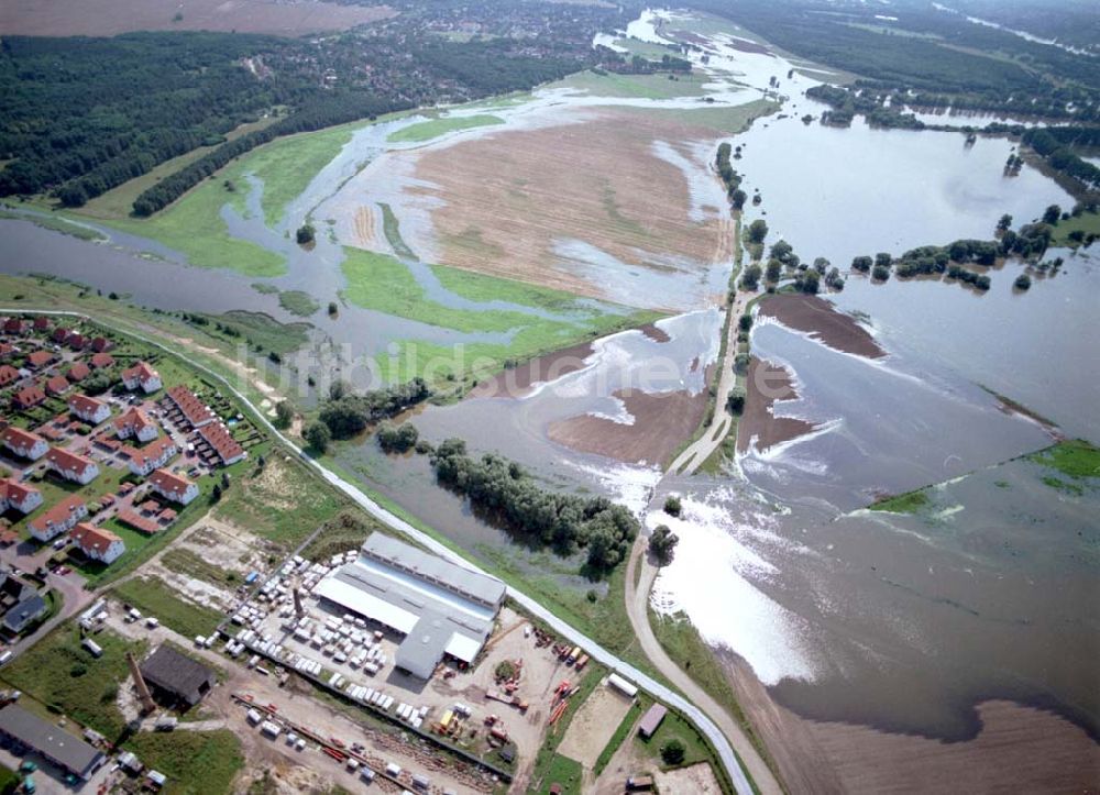 Magdeburg von oben - 16.08.2002 Hochwasser am Elbebereich Magdeburg