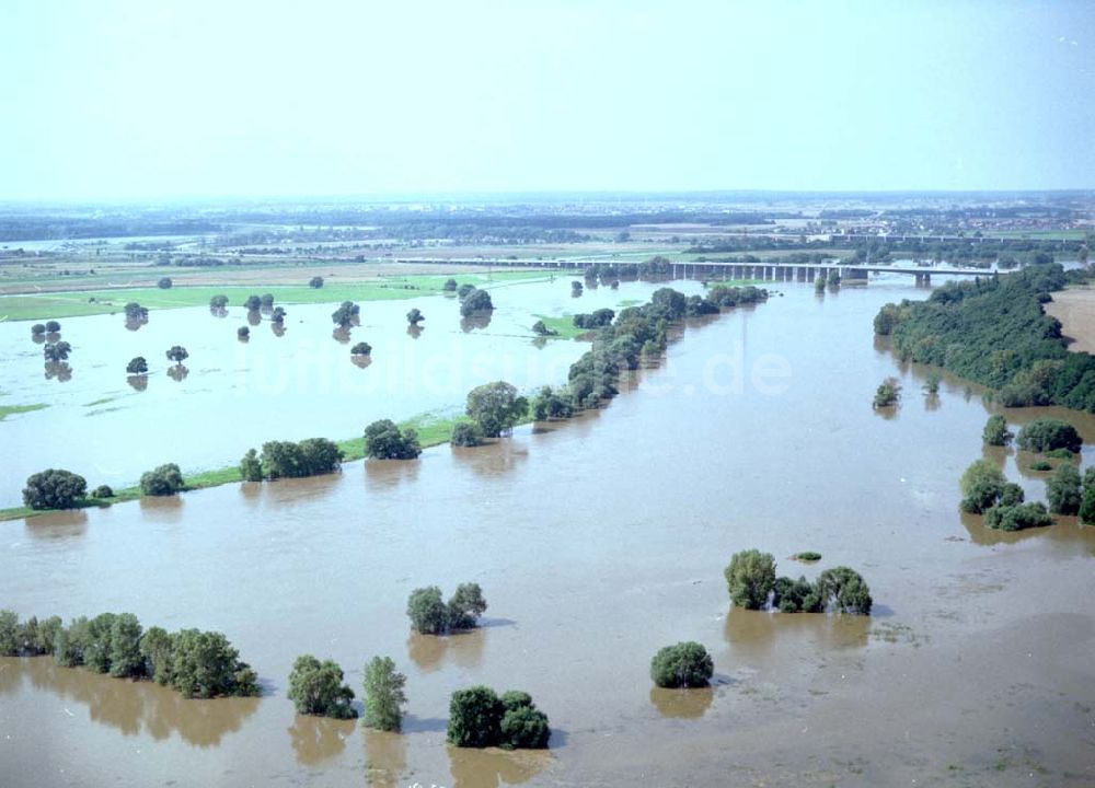 Magdeburg aus der Vogelperspektive: 16.08.2002 Hochwasser am Elbebereich Magdeburg