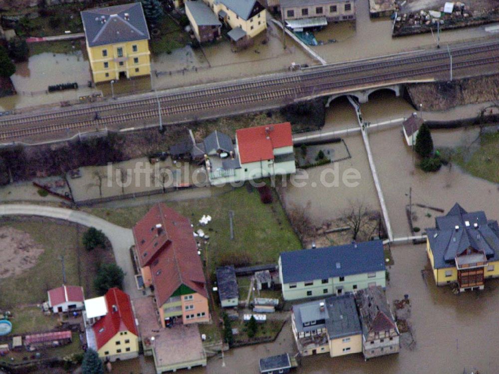 Luftbild Bad Schandau - Hochwasser entlang der Bahnstrecke nach Krippen