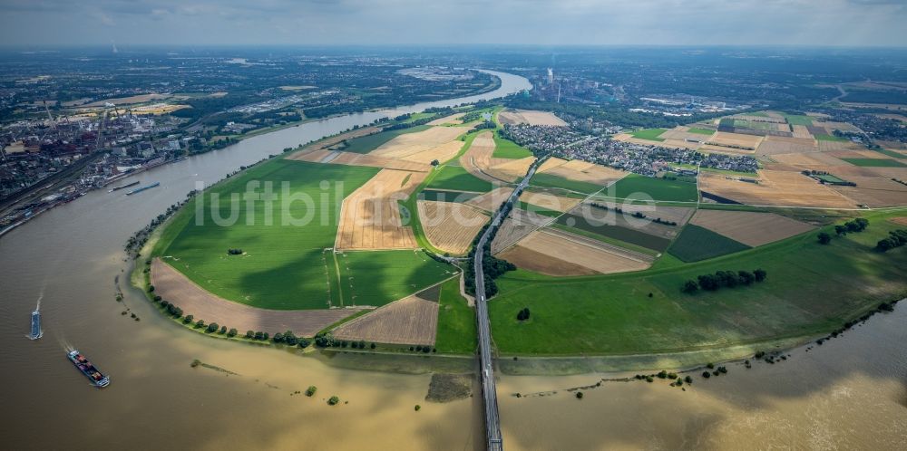 Krefeld von oben - Hochwasser am Fluß - Brückenbauwerk Rheinbrücke Krefeld-Uerdingen über den Rhein im Ortsteil Duisburg Süd in Krefeld im Bundesland Nordrhein-Westfalen, Deutschland