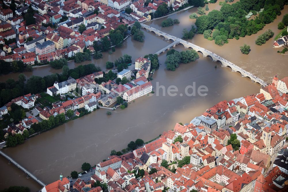 Luftbild Regensburg - Hochwasser am Fluß - Brückenbauwerk Steinerne Brücke über die Ufer der Donau in Regensburg im Bundesland Bayern, Deutschland