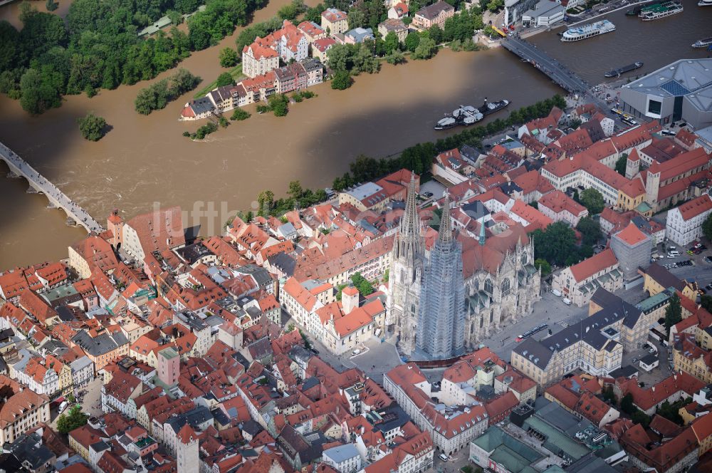 Luftaufnahme Regensburg - Hochwasser am Fluß - Brückenbauwerk Steinerne Brücke über die Ufer der Donau in Regensburg im Bundesland Bayern, Deutschland