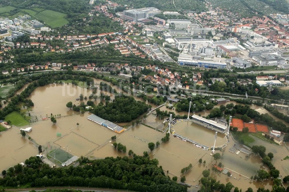 Jena aus der Vogelperspektive: Hochwasser Flut Katastrophe mit Überflutung des Ernst-Abbe-Sportfeld / Stadion in der Oberaue in Jena im Bundesland Thüringen