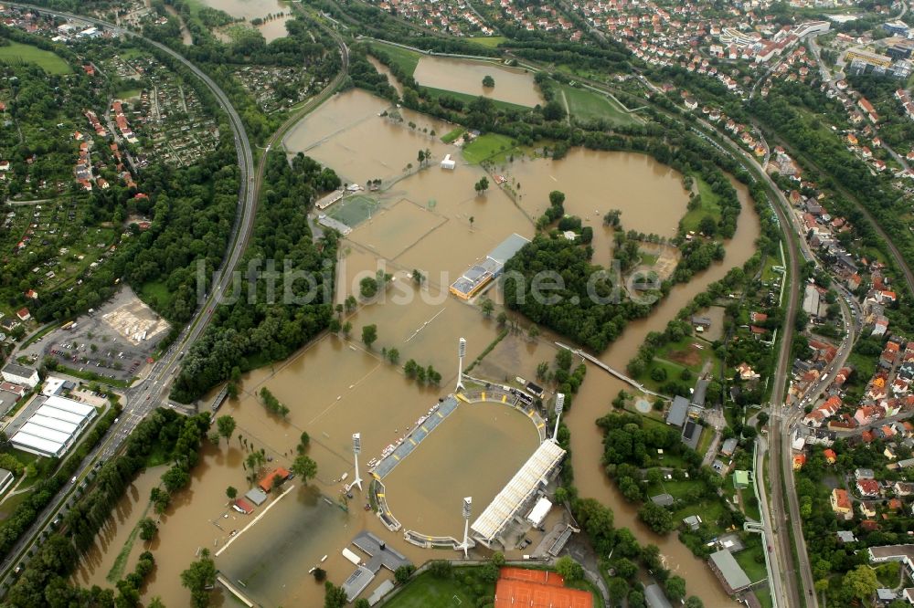 Jena von oben - Hochwasser Flut Katastrophe mit Überflutung des Ernst-Abbe-Sportfeld / Stadion in der Oberaue in Jena im Bundesland Thüringen