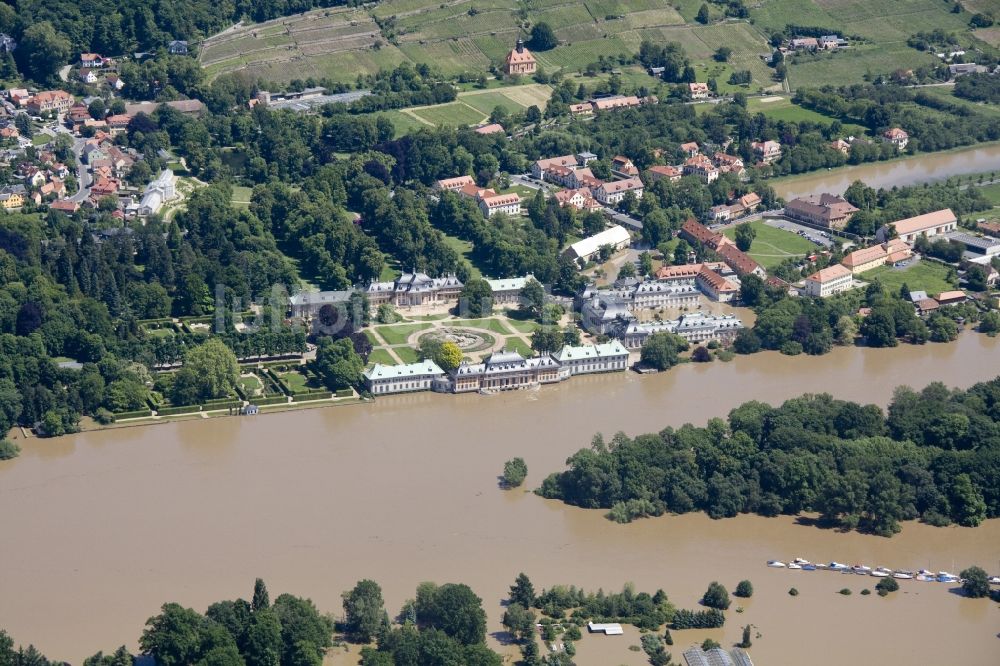 Pillnitz von oben - Hochwasser Flut Katastrophe mit Überflutung am Schloss Pillnitz am Ufer der Elbe und Umland bei Pillnitz im Bundesland Sachsen