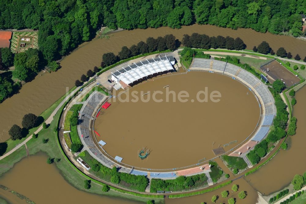 Gera aus der Vogelperspektive: Hochwasser Flut Katastrophe mit Überflutung des Sportpark und Stadion von Gera im Bundesland Thüringen