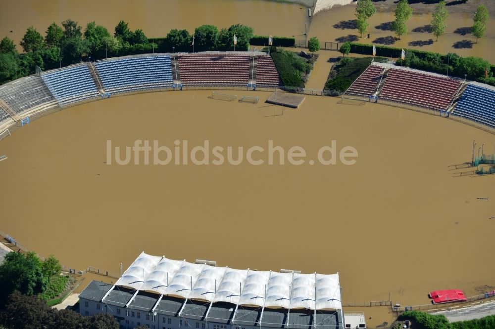 Luftaufnahme Gera - Hochwasser Flut Katastrophe mit Überflutung des Sportpark und Stadion von Gera im Bundesland Thüringen