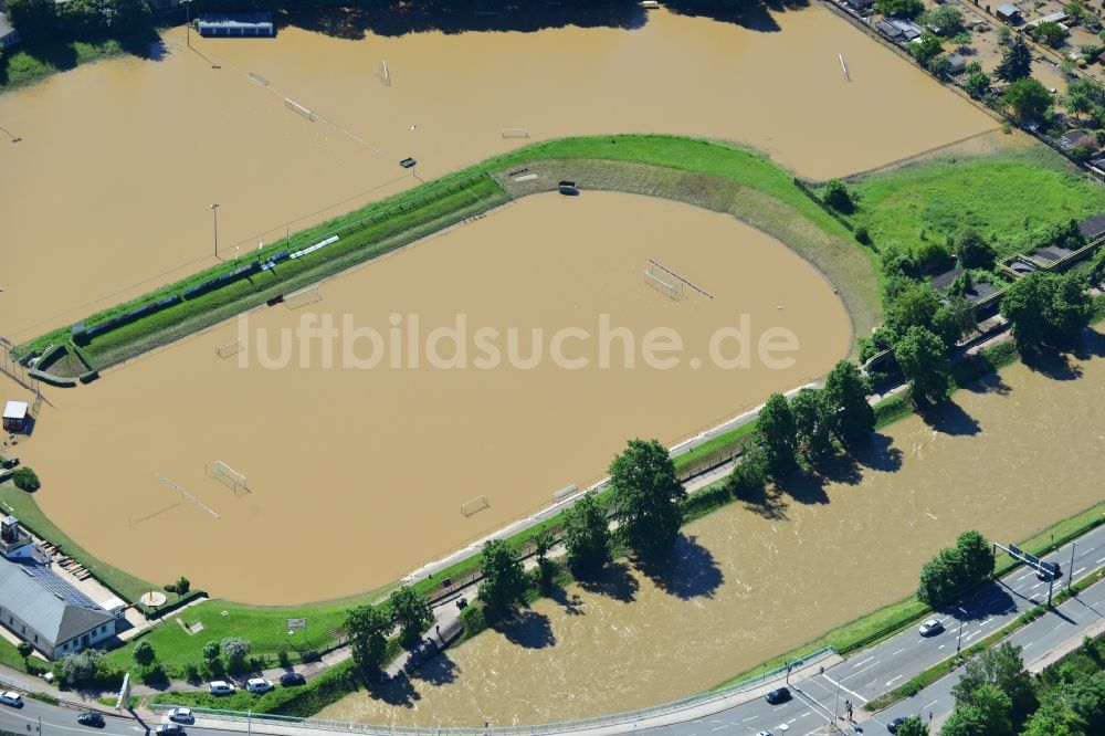 Gera aus der Vogelperspektive: Hochwasser Flut Katastrophe mit Überflutung des Stadion am Stadtring Südost in Gera im Bundesland Thüringen