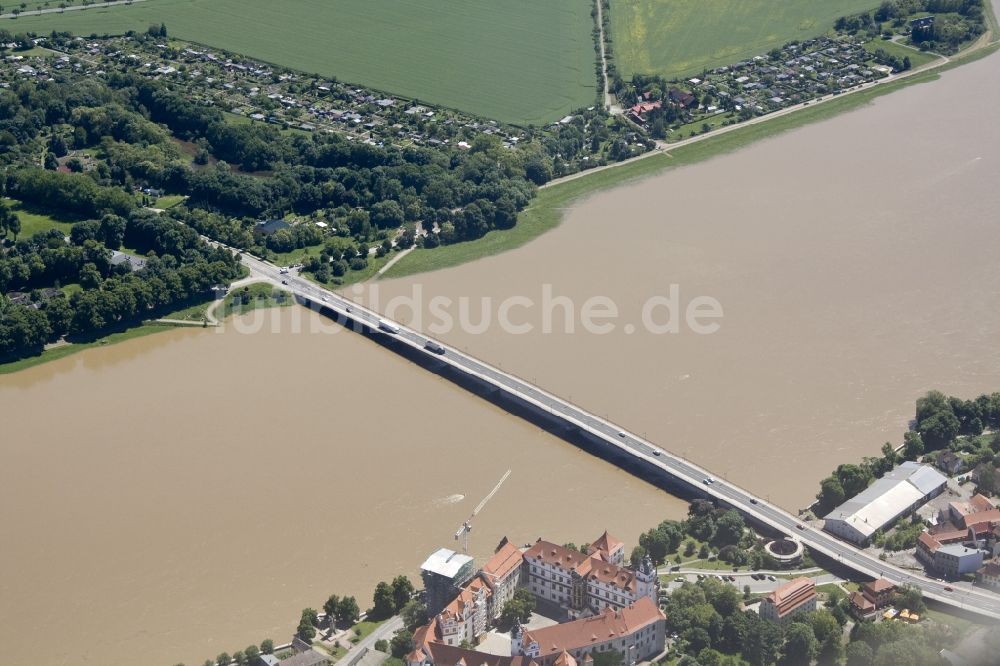 Luftaufnahme Torgau - Hochwasser Flut Katastrophe mit Überflutung der Ufer der Elbe im Umland bei Torgau im Bundesland Sachsen