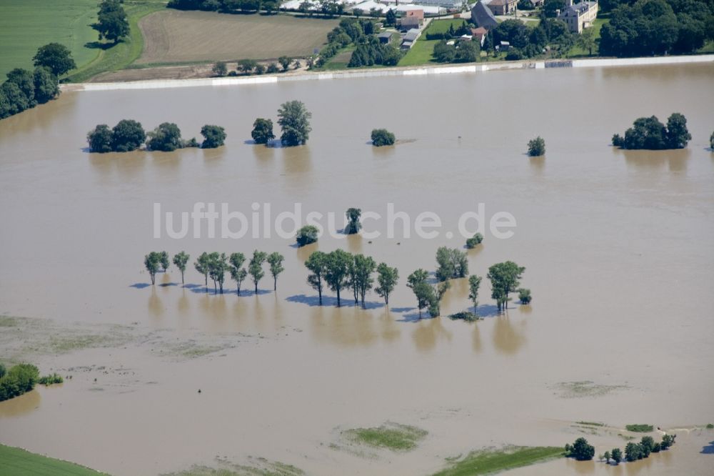 Torgau aus der Vogelperspektive: Hochwasser Flut Katastrophe mit Überflutung der Ufer der Elbe im Umland bei Torgau im Bundesland Sachsen