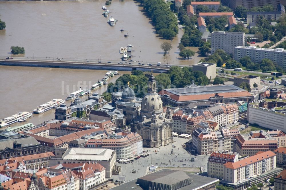 Dresden von oben - Hochwasser Flut Katastrophe mit Überflutung der Ufer der Elbe und Umland in der Innenstadt von Dresden im Bundesland Sachsen