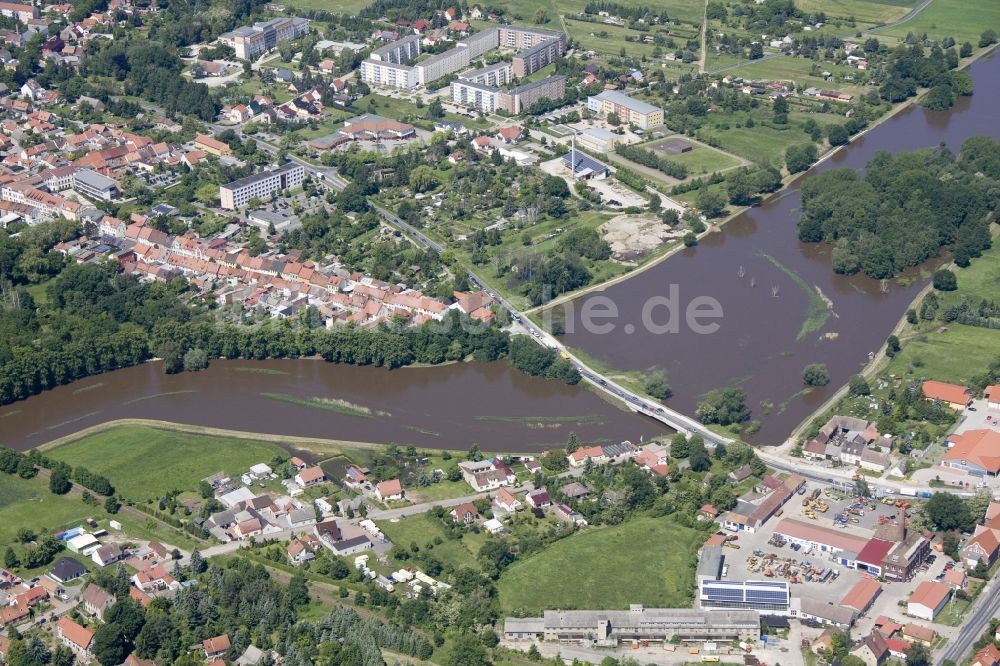 Luftbild Herzberg - Hochwasser Flut Katastrophe mit Überflutung der Ufer der Elster und Umland bei Herzberg im Bundesland Brandenburg