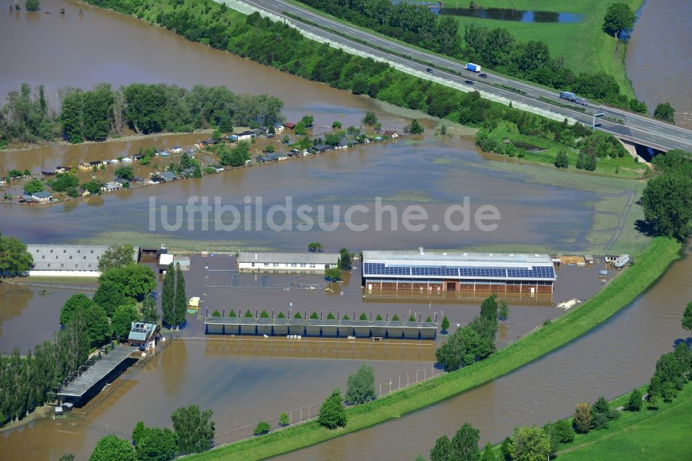 Milbitz aus der Vogelperspektive: Hochwasser Flut Katastrophe mit Überflutung der Ufer der Elster und Umland bei Milbitz im Bundesland Thüringen