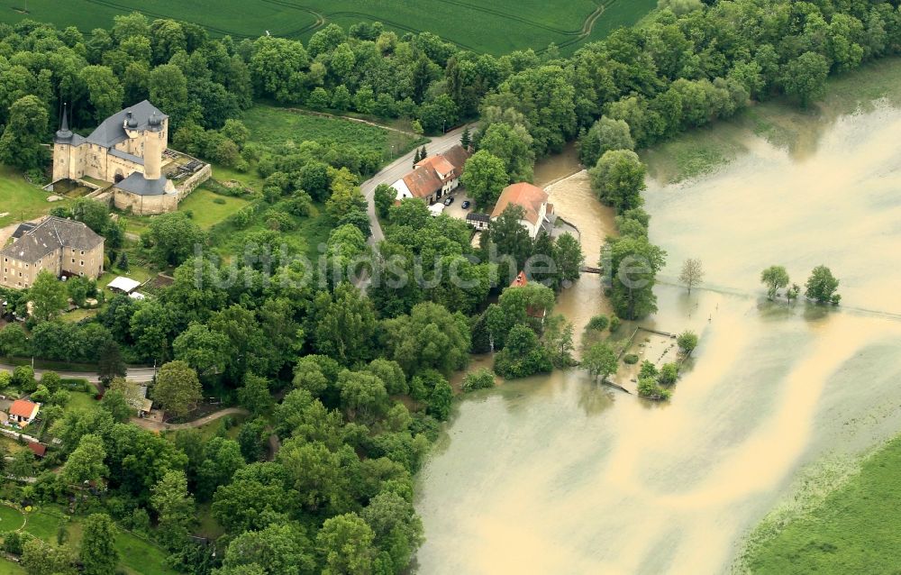 Luftaufnahme Denstedt - Hochwasser Flut Katastrophe mit Überflutung der Ufer des Fluß Ilm an der Burg Denstedt im Ilmtal im Bundesland Thüringen