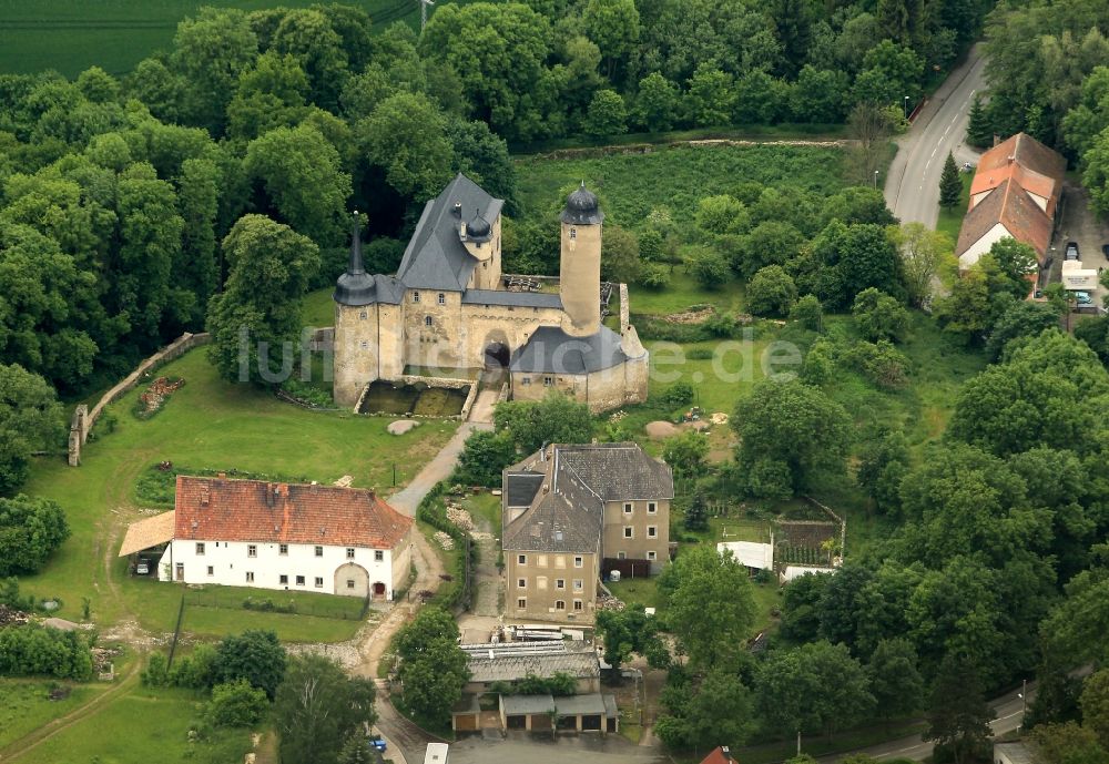 Denstedt von oben - Hochwasser Flut Katastrophe mit Überflutung der Ufer des Fluß Ilm an der Burg Denstedt im Ilmtal im Bundesland Thüringen