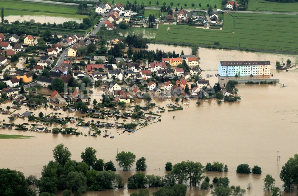 Bad Köstritz aus der Vogelperspektive: Hochwasser Flut Katastrophe mit Überflutung der Ufer des Fluß Weiße Elster und Flutung von Stadtteilen in Bad Köstritz im Bundesland Thüringen