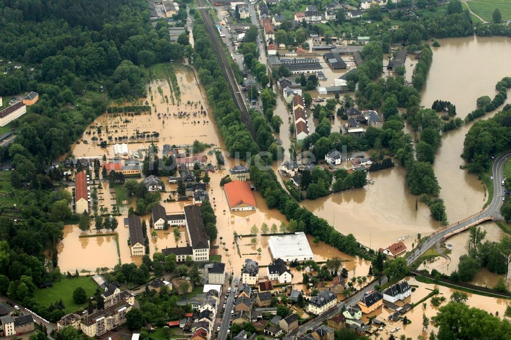 Berga aus der Vogelperspektive: Hochwasser Flut Katastrophe mit Überflutung der Ufer des Fluß Weiße Elster und Flutung von Stadtteilen in Berga im Bundesland Thüringen