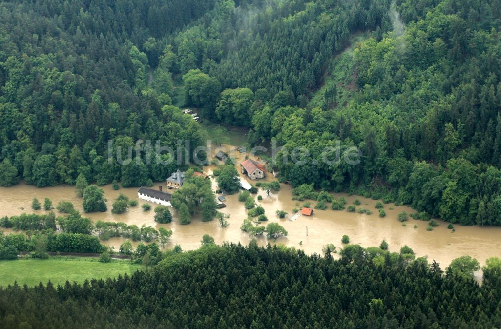 Berga aus der Vogelperspektive: Hochwasser Flut Katastrophe mit Überflutung der Ufer des Fluß Weiße Elster und Flutung von Stadtteilen in Berga im Bundesland Thüringen