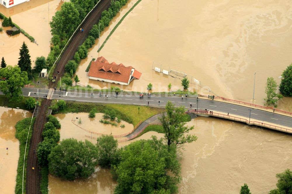 Berga aus der Vogelperspektive: Hochwasser Flut Katastrophe mit Überflutung der Ufer des Fluß Weiße Elster und Flutung von Stadtteilen in Berga im Bundesland Thüringen