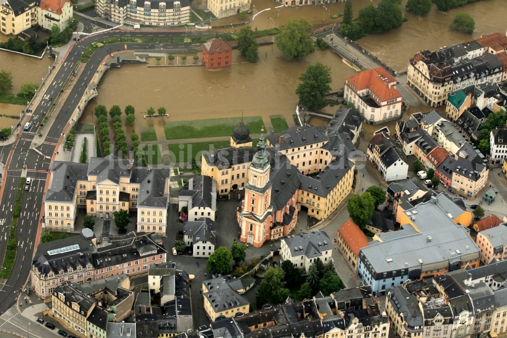 Greiz von oben - Hochwasser Flut Katastrophe mit Überflutung der Ufer des Fluß Weiße Elster und Flutung von Stadtteilen in Greiz im Bundesland Thüringen