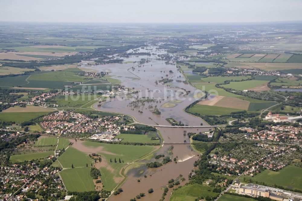 Bad Düben aus der Vogelperspektive: Hochwasser Flut Katastrophe mit Überflutung der Ufer der Mulde und Umland bei Bad Düben im Bundesland Sachsen