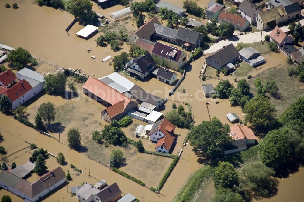 Gruna aus der Vogelperspektive: Hochwasser Flut Katastrophe mit Überflutung der Ufer der Mulde und Umland bei Gruna im Bundesland Sachsen