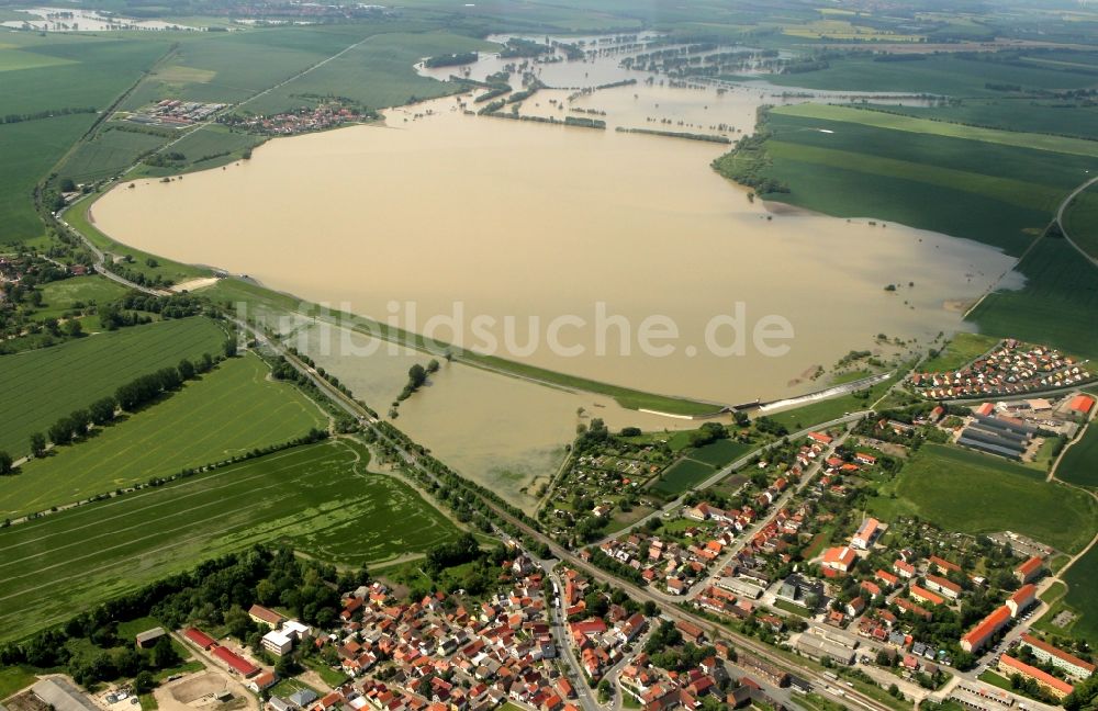 Straussfurt aus der Vogelperspektive: Hochwasser Flut Katastrophe mit Überlauf des Stausee / Rückhaltebecken und Speicherbecken Straussfurt in Thüringen