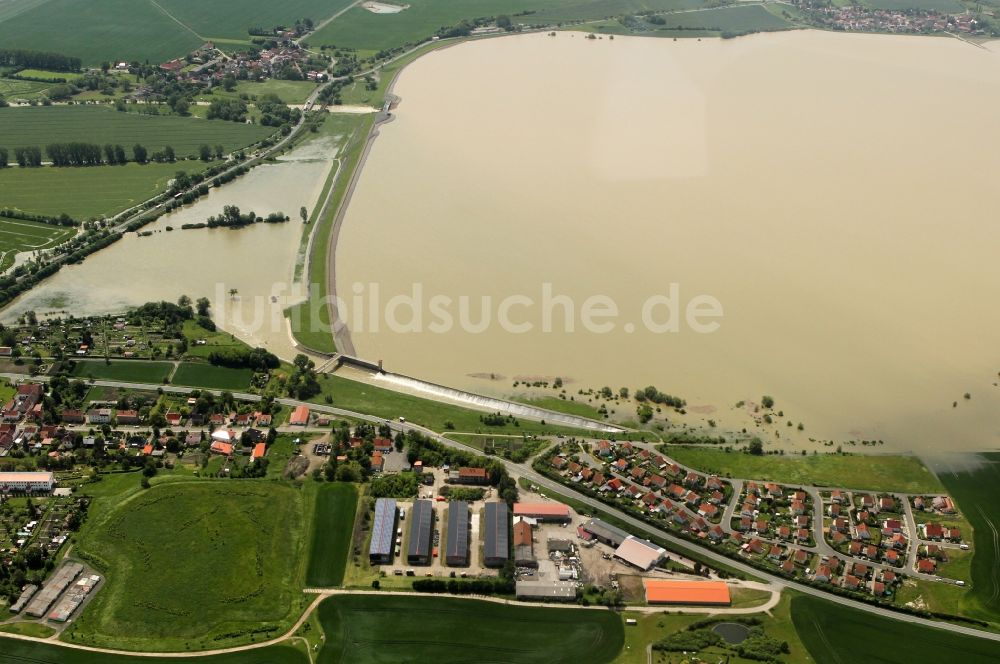 Straussfurt von oben - Hochwasser Flut Katastrophe mit Überlauf des Stausee / Rückhaltebecken und Speicherbecken Straussfurt in Thüringen