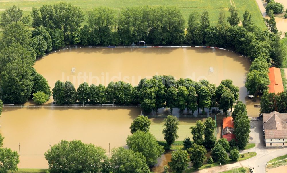 Gebesee aus der Vogelperspektive: Hochwasser Flut Katastrophe mit überschwemmter Sportplatz bei Gebesee im Bundesland Thüringen