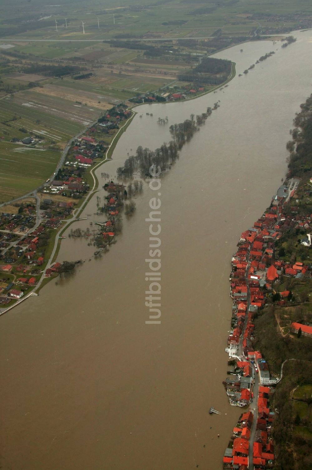 Lauenburg aus der Vogelperspektive: Hochwasser- Katastrophe am Ufer der Elbe im Stadtgebiet von Lauenburg im Bundesland Schleswig-Holstein