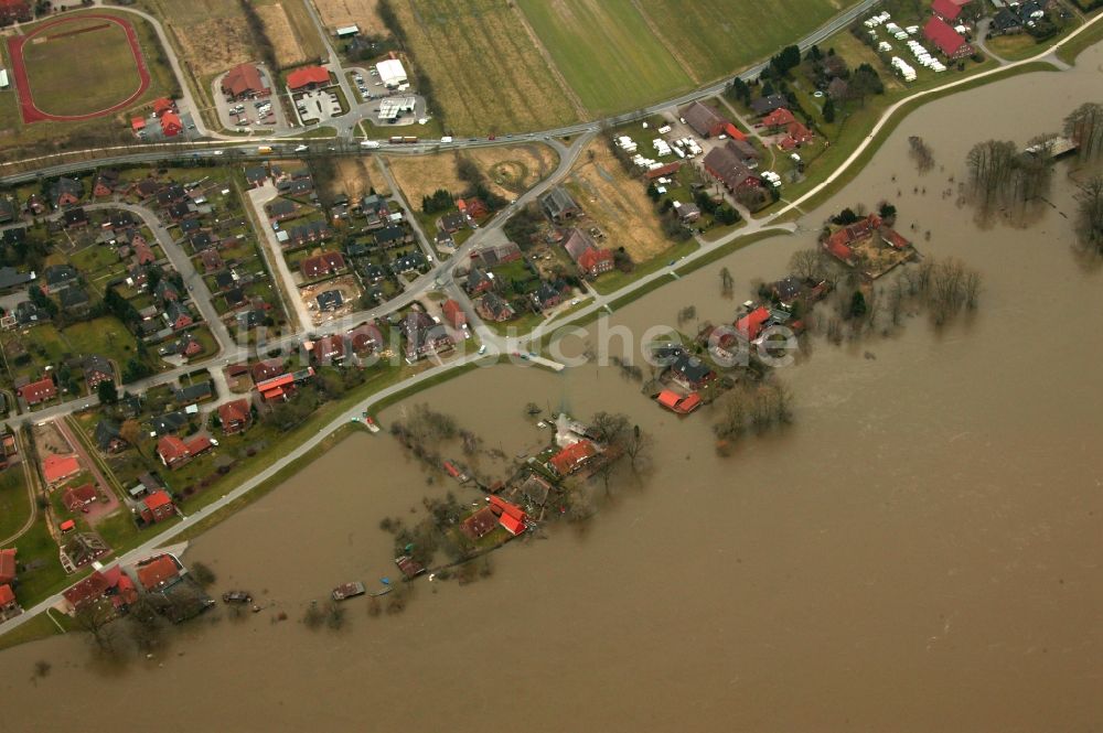 Luftbild Lauenburg - Hochwasser- Katastrophe am Ufer der Elbe im Stadtgebiet von Lauenburg im Bundesland Schleswig-Holstein