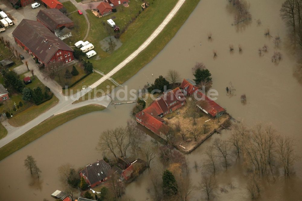 Luftaufnahme Lauenburg - Hochwasser- Katastrophe am Ufer der Elbe im Stadtgebiet von Lauenburg im Bundesland Schleswig-Holstein