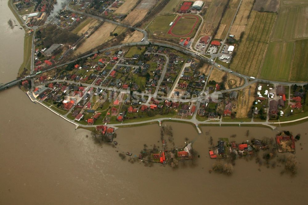 Lauenburg von oben - Hochwasser- Katastrophe am Ufer der Elbe im Stadtgebiet von Lauenburg im Bundesland Schleswig-Holstein