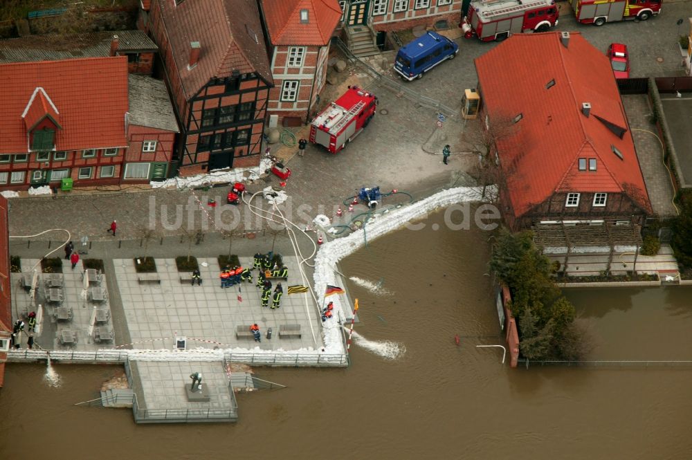 Lauenburg aus der Vogelperspektive: Hochwasser- Katastrophe am Ufer der Elbe im Stadtgebiet von Lauenburg im Bundesland Schleswig-Holstein