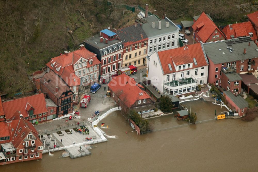 Luftbild Lauenburg - Hochwasser- Katastrophe am Ufer der Elbe im Stadtgebiet von Lauenburg im Bundesland Schleswig-Holstein