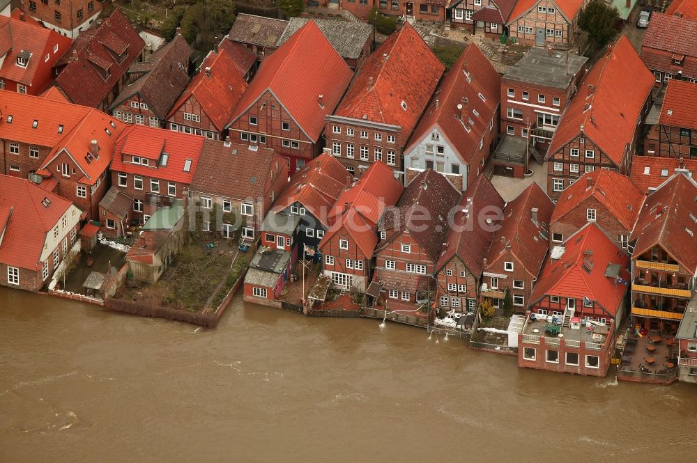 Luftaufnahme Lauenburg - Hochwasser- Katastrophe am Ufer der Elbe im Stadtgebiet von Lauenburg im Bundesland Schleswig-Holstein