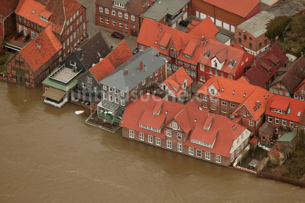 Lauenburg von oben - Hochwasser- Katastrophe am Ufer der Elbe im Stadtgebiet von Lauenburg im Bundesland Schleswig-Holstein