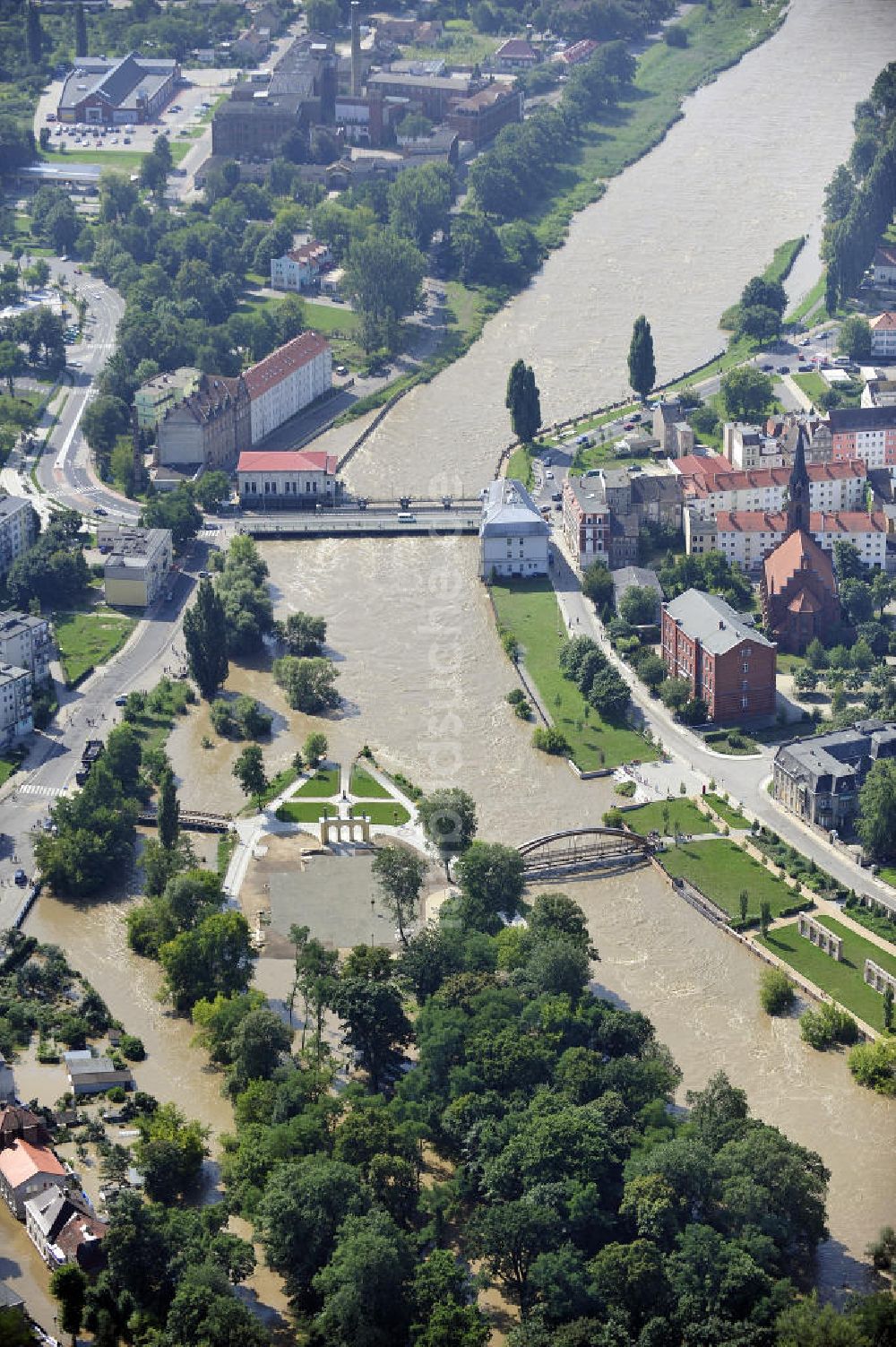 Luftbild Guben - Hochwasser der Neiße in Guben