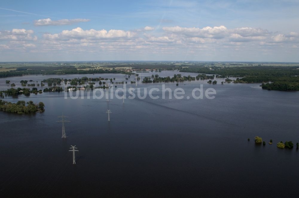 Luftaufnahme Barby - Hochwasser Pegel - Situation an den Überflutungsgebieten der Elbe bei Barby im Bundesland Sachsen-Anhalt