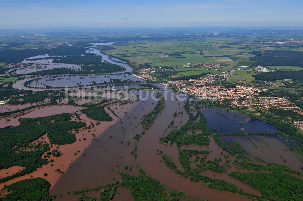 Luftbild Saarenbruch-Matzwerder - Hochwasser Pegel - Situation durch Überschwemmung und Übertritt der Ufer der Elbe bei Saarenbruch-Matzwerder im Bundesland Sachsen-Anhalt