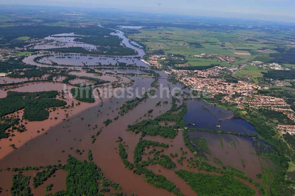 Luftaufnahme Saarenbruch-Matzwerder - Hochwasser Pegel - Situation durch Überschwemmung und Übertritt der Ufer der Elbe bei Saarenbruch-Matzwerder im Bundesland Sachsen-Anhalt