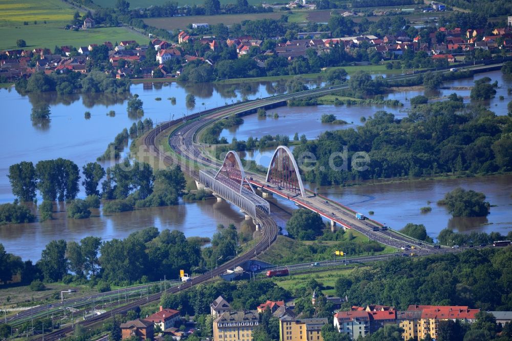 Luftbild Wittenberg - Hochwasser Pegel - Situation durch Überschwemmung und Übertritt der Ufer der Elbe an der Elb- Brücke bei Wittenberg im Bundesland Sachsen-Anhalt