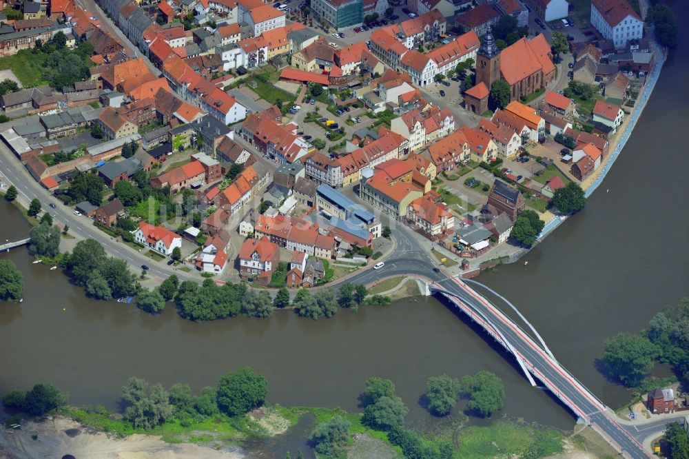 Luftbild Hansestadt Havelberg - Hochwasser Pegel - Situation durch Überschwemmung und Übertritt der Ufer der Elbe entland des Verlaufes bei der Hansestadt Havelberg im Bundesland Sachsen-Anhalt