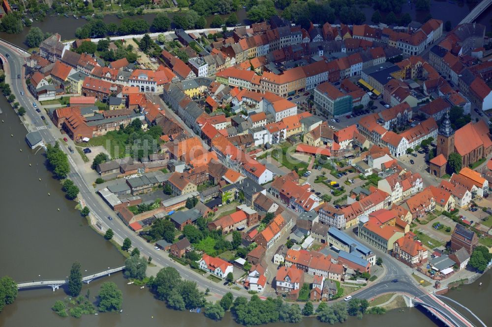 Luftaufnahme Hansestadt Havelberg - Hochwasser Pegel - Situation durch Überschwemmung und Übertritt der Ufer der Elbe entland des Verlaufes bei der Hansestadt Havelberg im Bundesland Sachsen-Anhalt