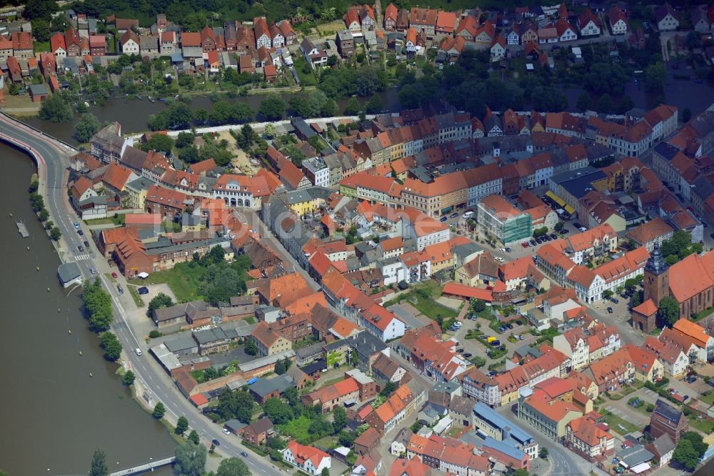 Hansestadt Havelberg aus der Vogelperspektive: Hochwasser Pegel - Situation durch Überschwemmung und Übertritt der Ufer der Elbe entland des Verlaufes bei der Hansestadt Havelberg im Bundesland Sachsen-Anhalt