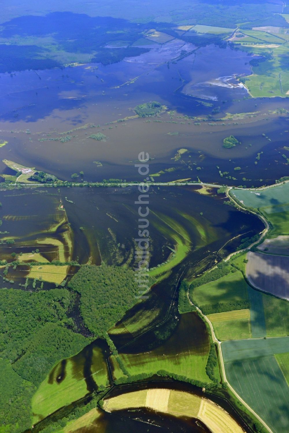 Hansestadt Havelberg aus der Vogelperspektive: Hochwasser Pegel - Situation durch Überschwemmung und Übertritt der Ufer der Elbe entland des Verlaufes bei der Hansestadt Havelberg im Bundesland Sachsen-Anhalt