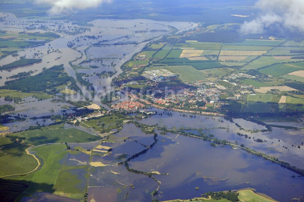 Luftbild Hansestadt Havelberg - Hochwasser Pegel - Situation durch Überschwemmung und Übertritt der Ufer der Elbe entland des Verlaufes bei der Hansestadt Havelberg im Bundesland Sachsen-Anhalt