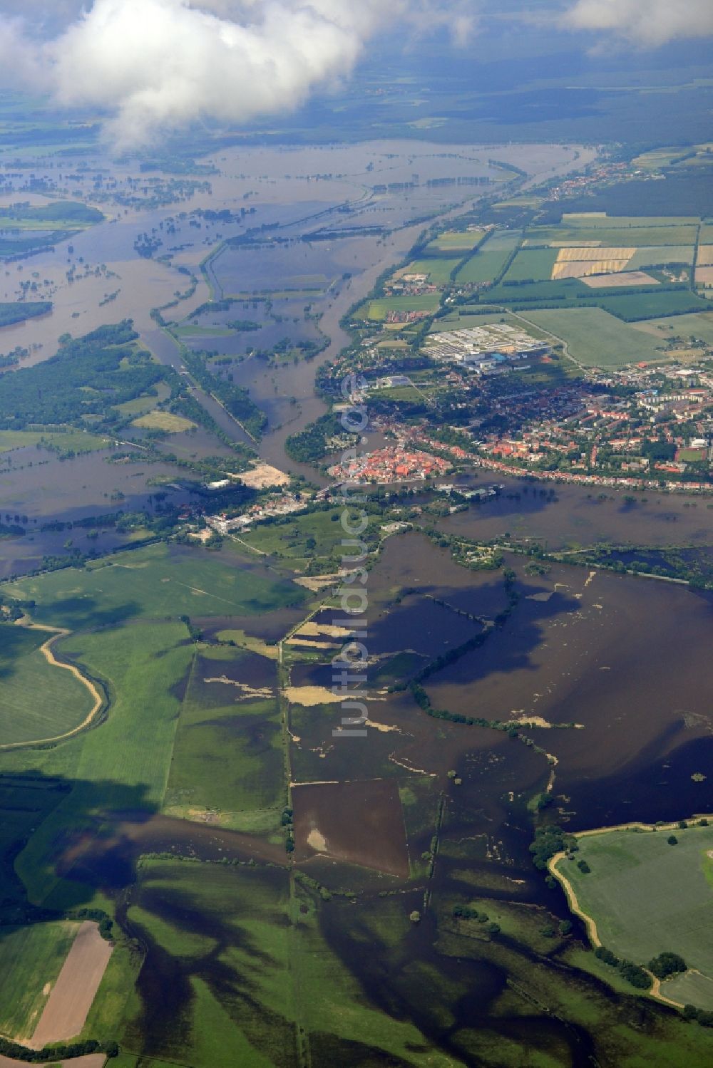 Luftaufnahme Hansestadt Havelberg - Hochwasser Pegel - Situation durch Überschwemmung und Übertritt der Ufer der Elbe entland des Verlaufes bei der Hansestadt Havelberg im Bundesland Sachsen-Anhalt