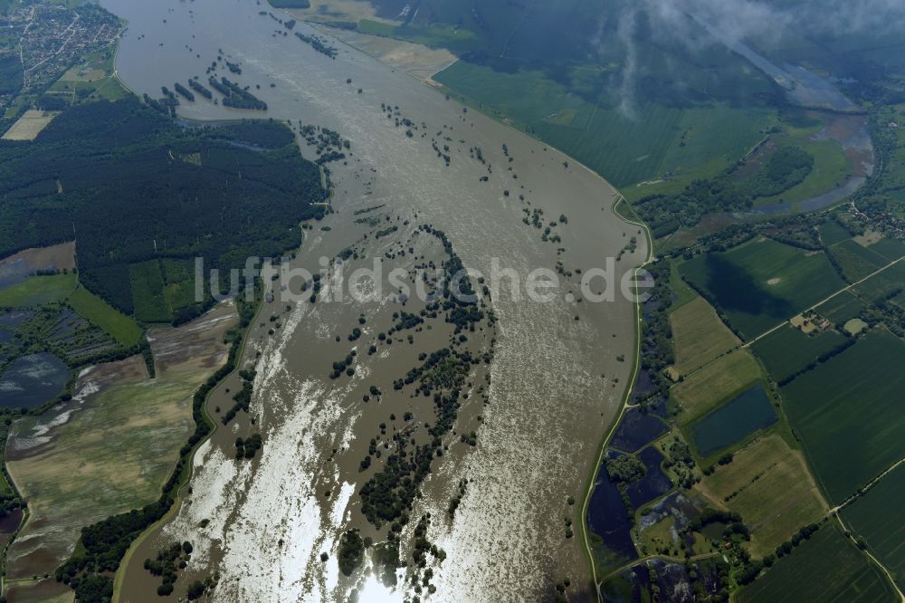 Luftaufnahme Hansestadt Havelberg - Hochwasser Pegel - Situation durch Überschwemmung und Übertritt der Ufer der Elbe entland des Verlaufes bei der Hansestadt Havelberg im Bundesland Sachsen-Anhalt